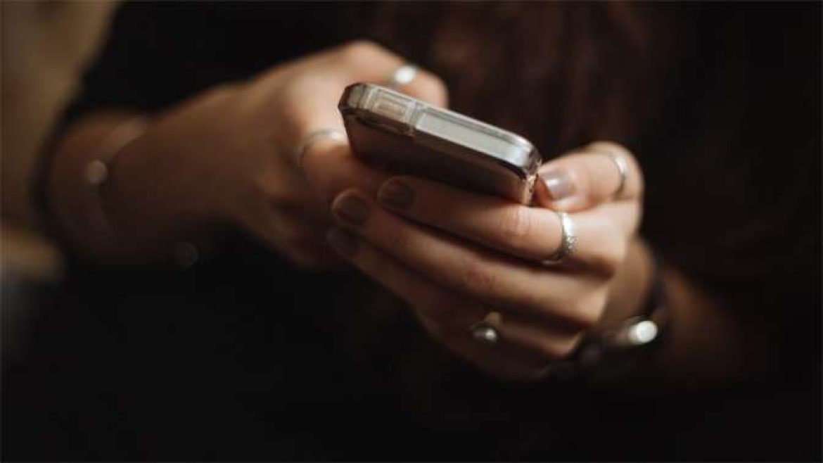HandsPhone-Upsplash-AdArt