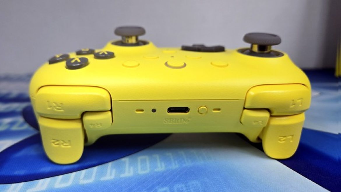 NintendoSwitchLightyellow プロコントローラー Save State Investigates a Bright Yellow Challenger to the Switch